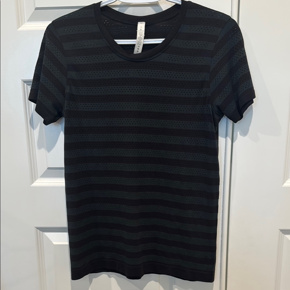 Lululemon Breeze By Short Sleeve Stripe
Black / Deep Coal Size 6